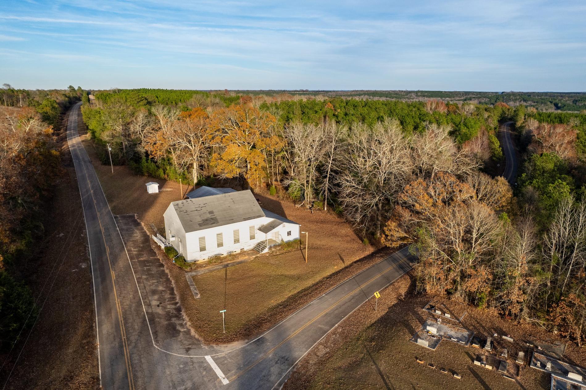 This record contains 4 images of County Line Baptist.