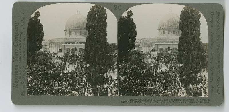 A crowd of Muslim pilrgims gathered on the temple grounds before the Dome of the Rock (Qubbat al-Ṣakhrah) as seen from Masjid al-Aqṣá (Al-Aqsa Mosque).